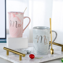 Чаша с капак и лъжичка Mrs 400 мл на ниска цена от MaxShop