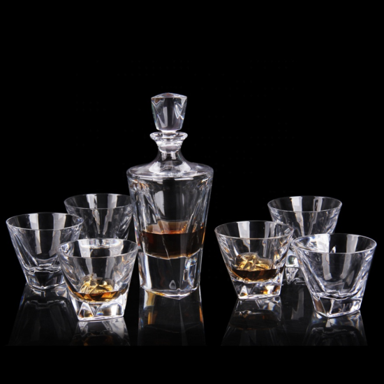 Комплект, включващ декантер и шест чаши за уиски модел Triangle