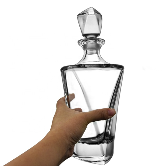 Комплект, включващ декантер и шест чаши за уиски модел Triangle