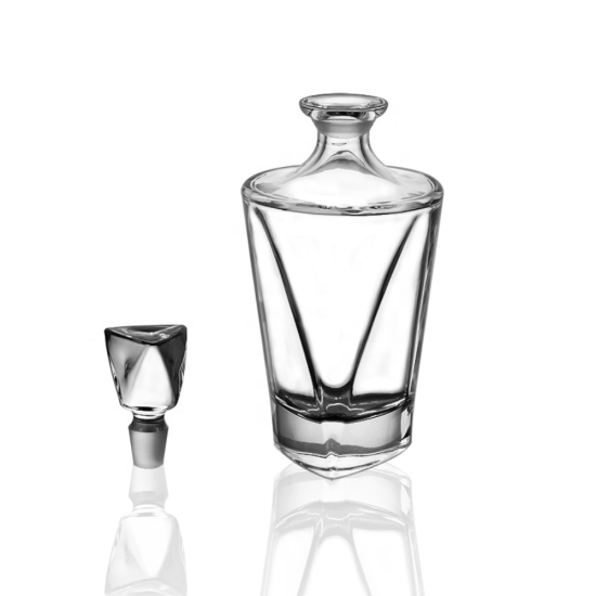 Комплект, включващ декантер и шест чаши за уиски модел Triangle