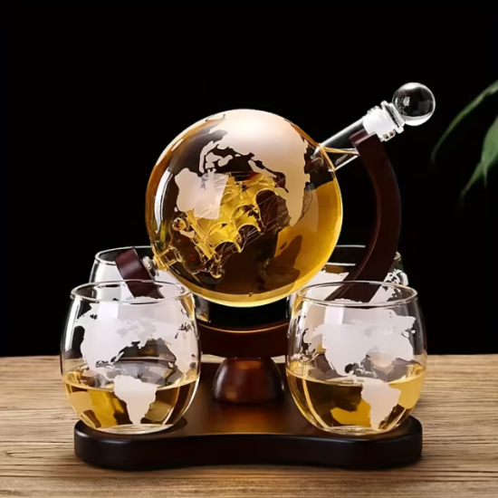 Декантер за уиски глобус със стъклен кораб вътре и дървена основа