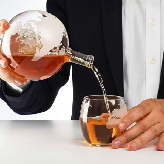 Декантер за уиски глобус със стъклен кораб вътре и дървена основа