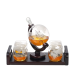 Стъклен декантер глобус с кораб вътре, поставен върху махагонов поднос с 4 чаши