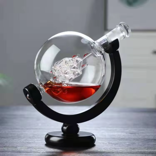 Стъклен декантер глобус с кораб вътре, поставен върху махагонов поднос с 4 чаши