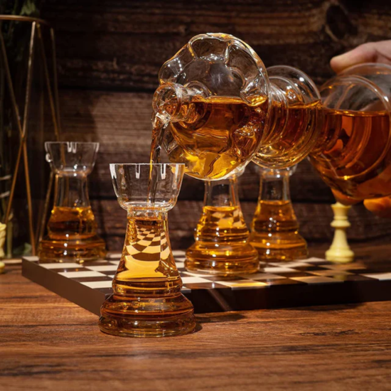 Сервиз за алкохол с дизайн на шах, включващ гарафа-цар и стъклени чаши