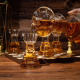 Сервиз за алкохол с дизайн на шах, включващ гарафа-цар и стъклени чаши