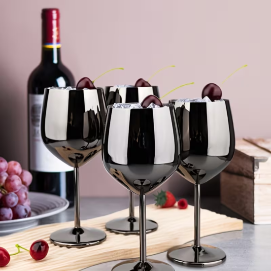 Комплект от 4 броя черни чаши за вино от неръждаема стомана с огледален блясък и вместимост 500 мл