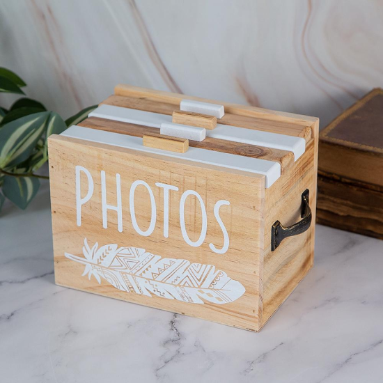 Дървена кутия с надпис PHOTOS и бяло перо, съдържаща 4 отделни албума за снимки