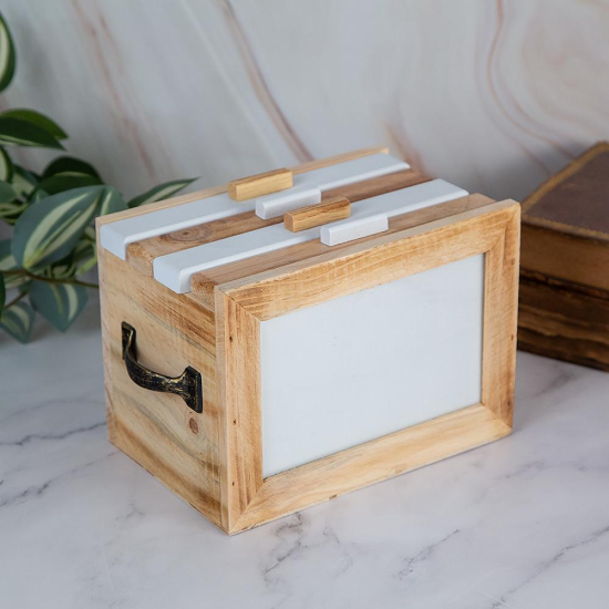 Дървена кутия с надпис PHOTOS и бяло перо, съдържаща 4 отделни албума за снимки