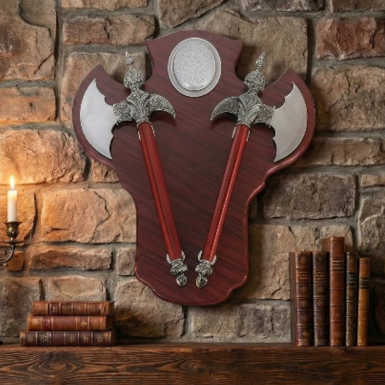 Масивно стенно пано с форма на щит и две кръстосани декоративни томахавки