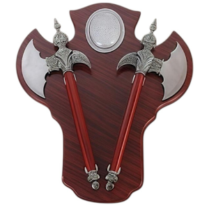 Декорация Томахавки върху масивна дървена основа