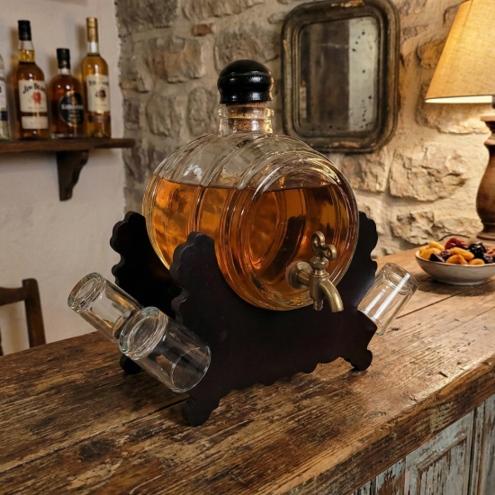 Стъклено буре 1 литър с месингова канелка върху тъмна дървена стойка