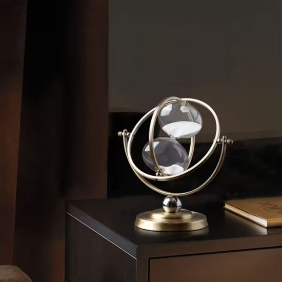 Въртящ се метален пясъчен часовник с бял пясък и месингов цвят