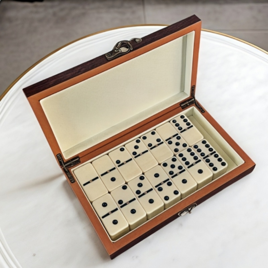 Класически комплект за игра на домино, подреден в кутия