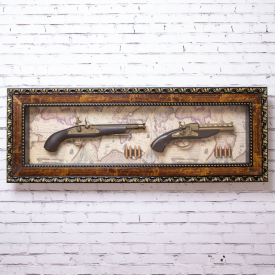 Широка стенна картина с 3D ефект, изобразяваща два старинни пистолета и патрони върху карта