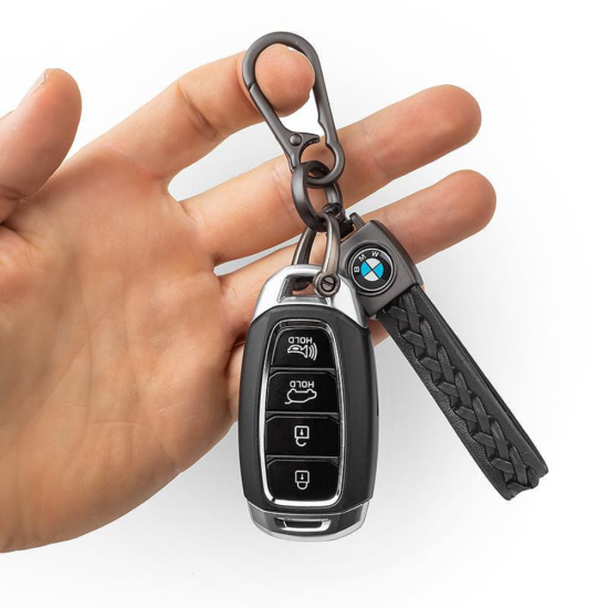 Подаръчен ключодържател 15 см за фен на BMW, изработен от плетена еко кожа и метал