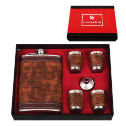 Подаръчен комплект Джобна манерка и 4 чаши - Уникален подарък за уиски на ниска цена от MaxShop