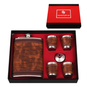 Подаръчен комплект Джобна манерка и 4 чаши - Уникален подарък за уиски