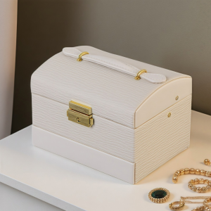 Стилна бежова кутия за накити на няколко нива