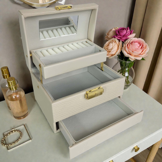 Отворена бежова кутия за бижута на две нива с огледало, отделения за пръстени и чекмедже