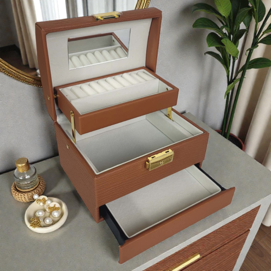 Затворена кремава кутия за бижута от релефна еко кожа със златна закопчалка и дръжка