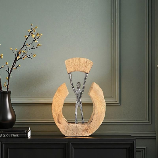 Арт статуетка от дърво и метал, изобразяваща човешка фигура, държаща дървена арка, символ на баланса