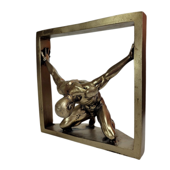 Арт статуетка от полирезин с бронзов ефект на коленичил мъж, който бута стените на рамка