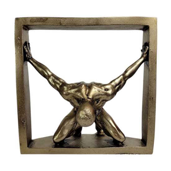 Скулптура от полирезин "Извън рамката" Арт статуетка от полирезин с бронзов ефект на коленичил мъж, който бута стените на рамка