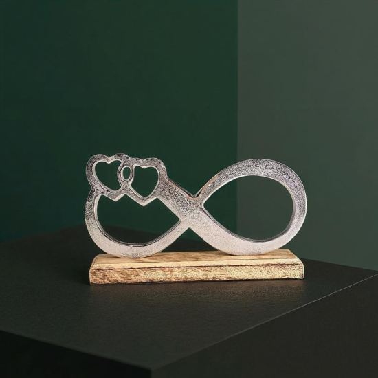 Метална статуетка във формата на знак за безкрайност с вплетени две сърца, поставена върху основа от естествено дърво