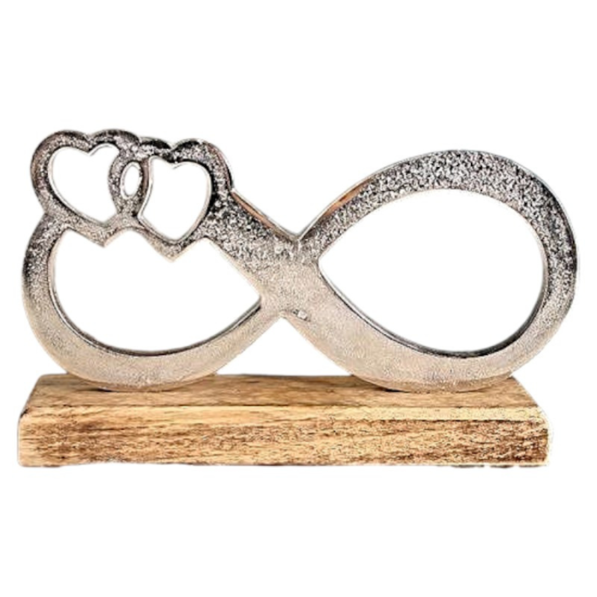 Символ на вечна любов Метална статуетка във формата на знак за безкрайност с вплетени две сърца, поставена върху основа от естествено дърво