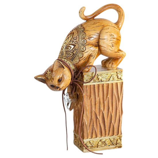 Декоративна статуетка на котка в златист цвят, стъпила върху орнаментиран постамент, гледаща надолу