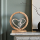 Декоративна статуетка, представляваща дървен кръг с вписано метално сърце и сол ключ върху дървена основа