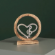 Декоративна статуетка, представляваща дървен кръг с вписано метално сърце и сол ключ върху дървена основа