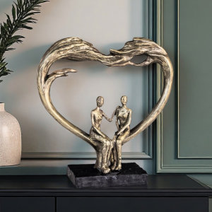 Романтична фигура седящи влюбени с голямо сърце