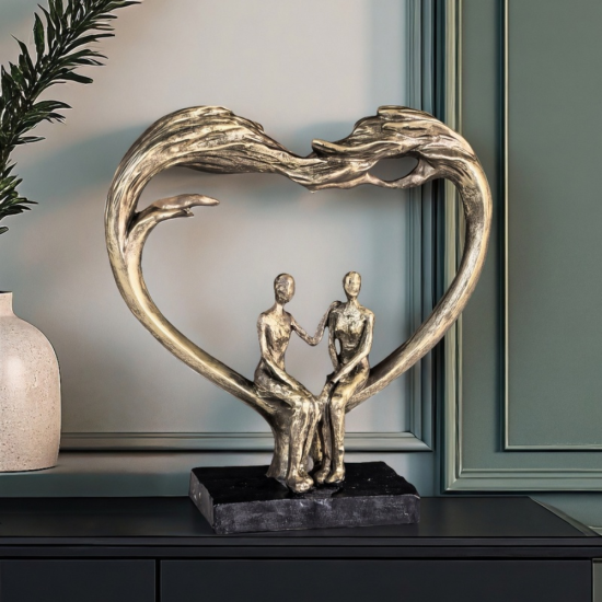 Абстрактна статуетка на влюбена двойка, седяща вътре в голяма сърцевидна арка, цвят бронз
