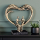 Абстрактна статуетка на влюбена двойка, седяща вътре в голяма сърцевидна арка, цвят бронз