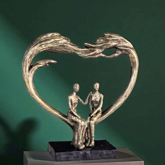 Абстрактна статуетка на влюбена двойка, седяща вътре в голяма сърцевидна арка, цвят бронз