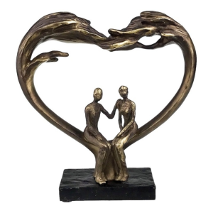 Романтична фигура седящи влюбени с голямо сърце