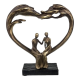 Символ на любовта Абстрактна статуетка на влюбена двойка, седяща вътре в голяма сърцевидна арка, цвят бронз