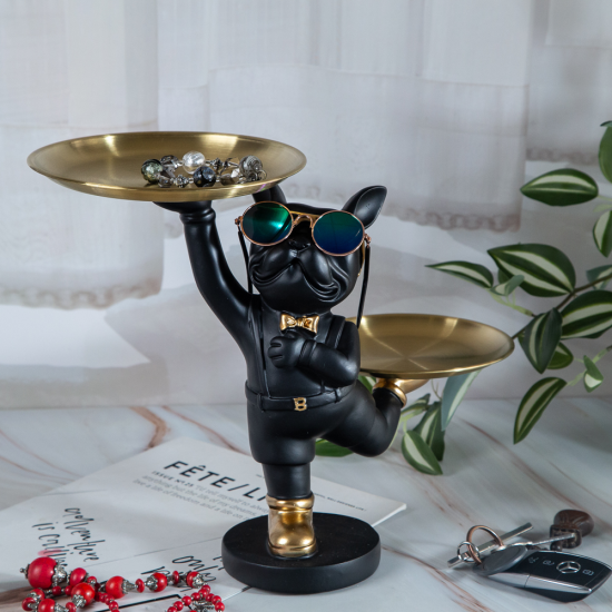 Декоративна фигура на куче сервитьор, държащо метален поднос за сервиране