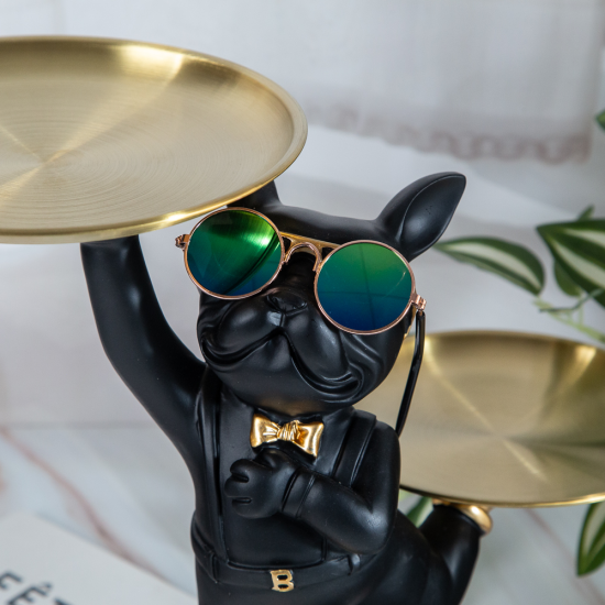 Декоративна фигура на куче сервитьор, държащо метален поднос за сервиране