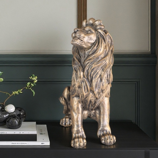 Фигура на седящ лъв от полирезин с гордо вдигната глава