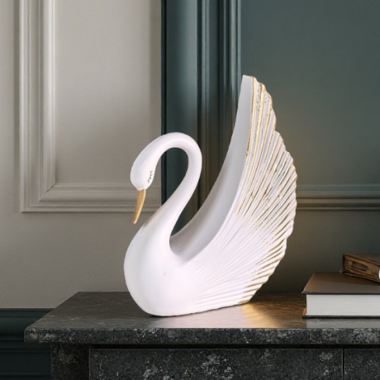 Изящна статуетка бял лебед със златни акценти по крилете