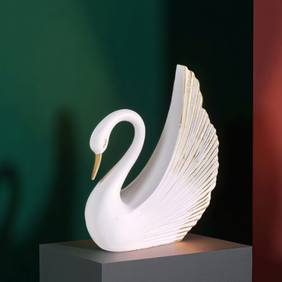 Изящна статуетка бял лебед със златни акценти по крилете