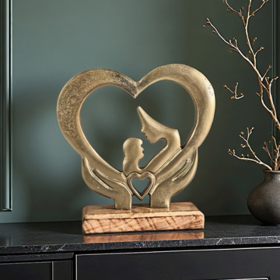 Златиста статуетка майка и дете във формата на сърце за подарък
