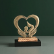 Златиста статуетка майка и дете във формата на сърце за подарък