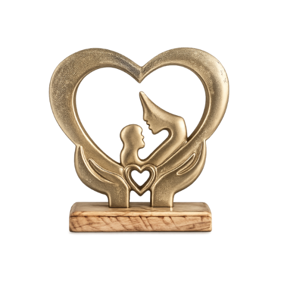 Златиста статуетка майка и дете във формата на сърце за подарък