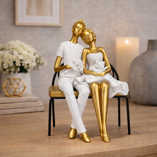 Романтична декоративна статуетка седящи влюбени на пейка