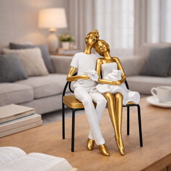 Романтична декоративна статуетка седящи влюбени на пейка