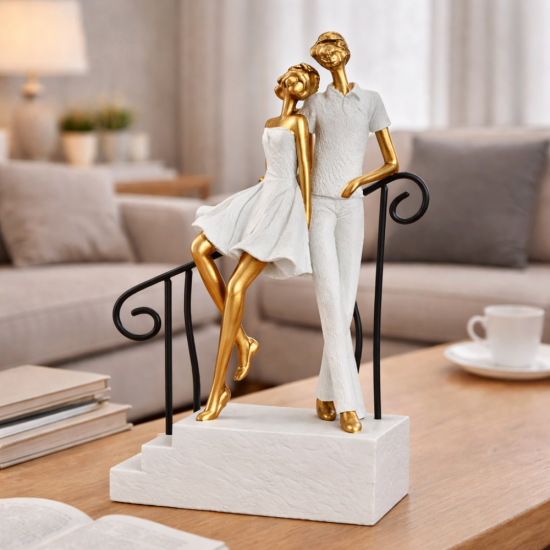 Романтична декоративна статуетка влюбена двойка в бяло и златно